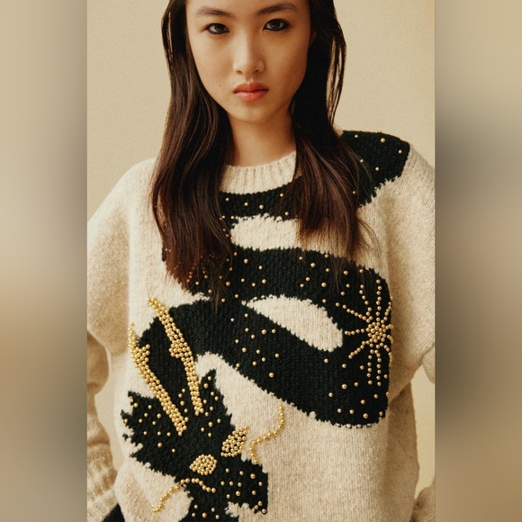 2024 New Year Asia Region Exclusive Limited Edition/BEADED DRAGON DESIGN SWEATER - Picture 2 of 16